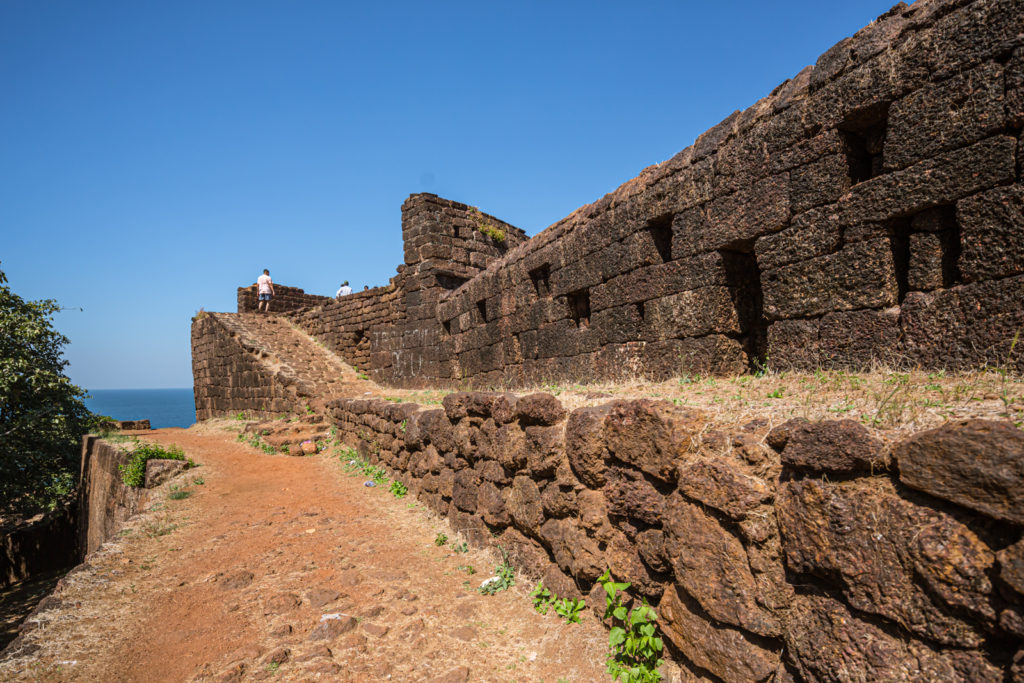 Imposing fort wall of Cabo de Rama - Travelure ©