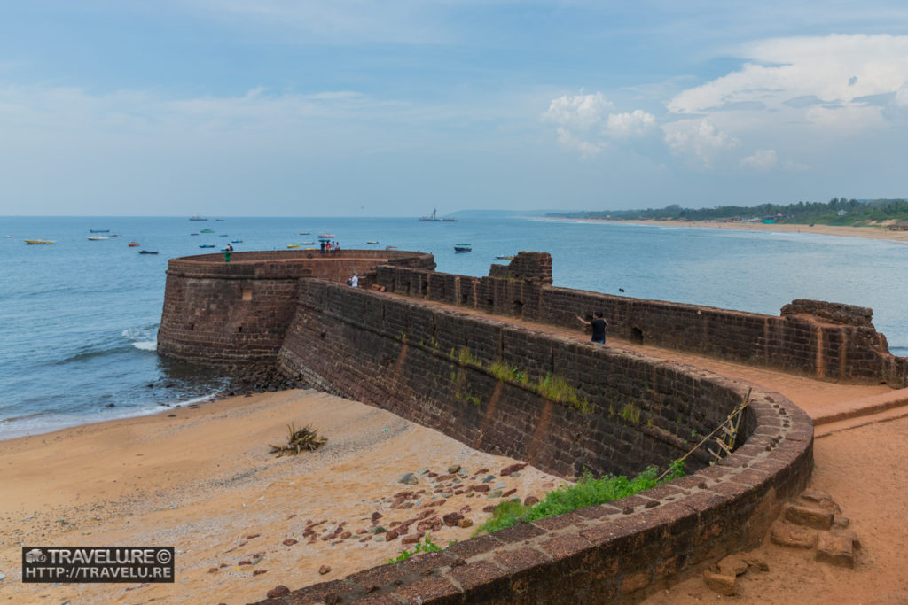 Fort Aguada's rampart sweeps into the Arabian Sea - Travelure ©