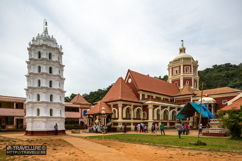 The pyramidal domes of Shantadurga Temple - Travelure ©