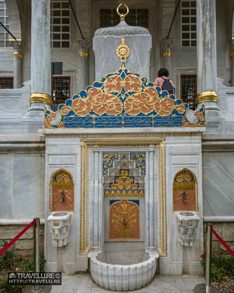 Marble water fountain at the base of the petition room - Travelure ©