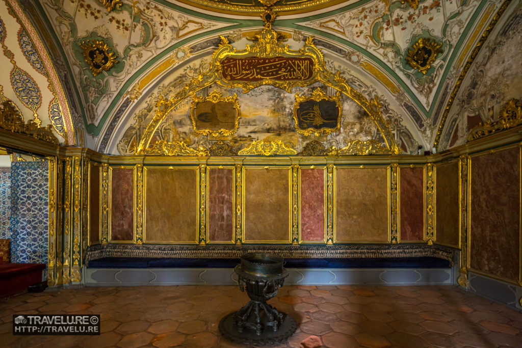 The gilded bas relief work inside the Imperial Divan - Travelure ©