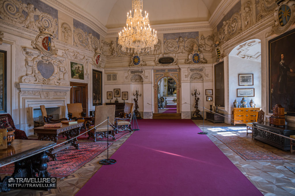 The Knights' Hall with its 250-kg crystal chandelier - Travelure ©