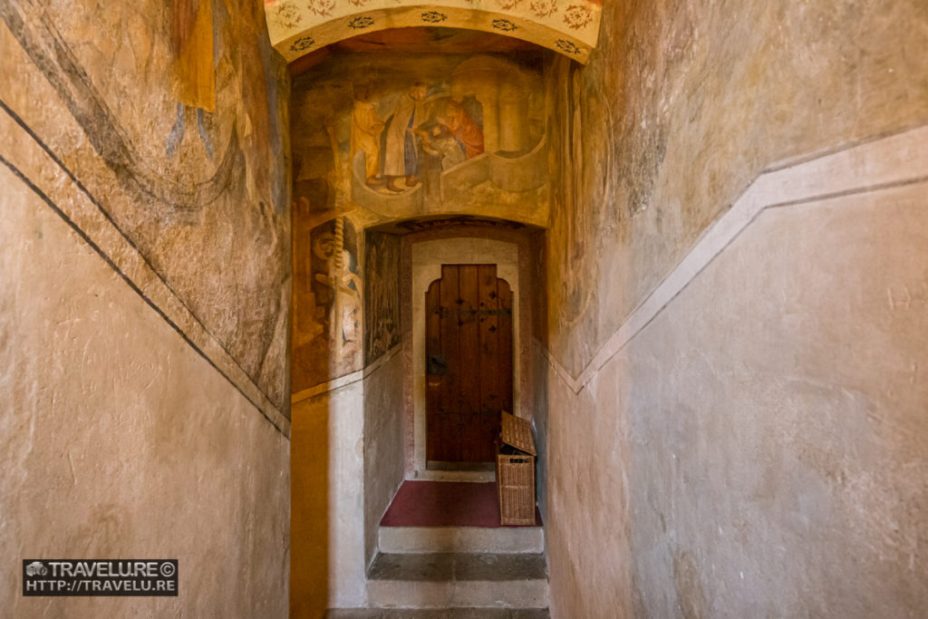 Art on the walls and ceiling. The door that led to the Chapel's strong room - Travelure ©