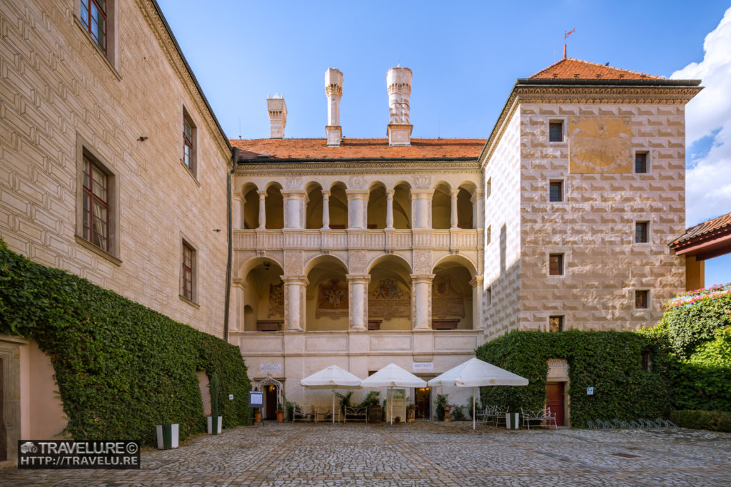 Chateau, with its cafe on the ground floor - Travelure ©