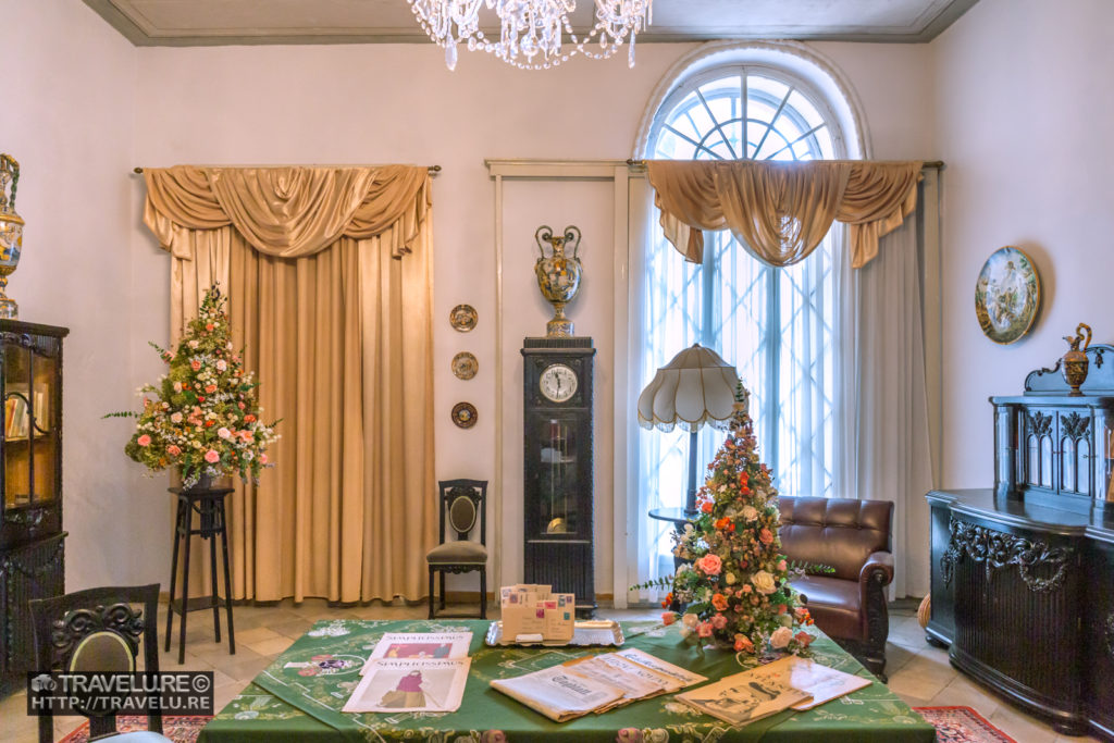 A casual sitting lounge in the chateau - Travelure ©