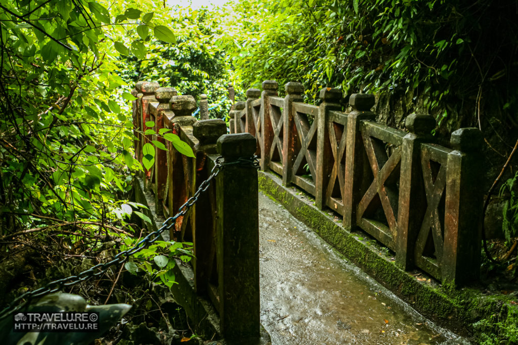 Approach to an islet cave - Travelure ©