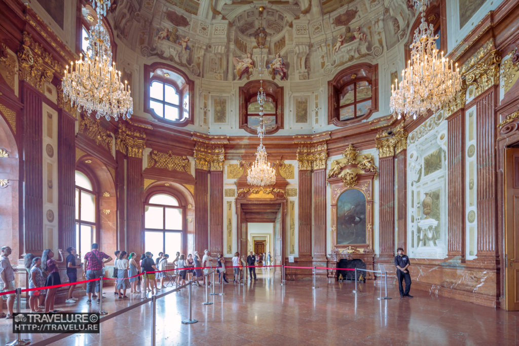 The impressive entrance lobby of the Upper Belvedere leads you to the Carlone Hall and the Marble Hall - Travelure ©