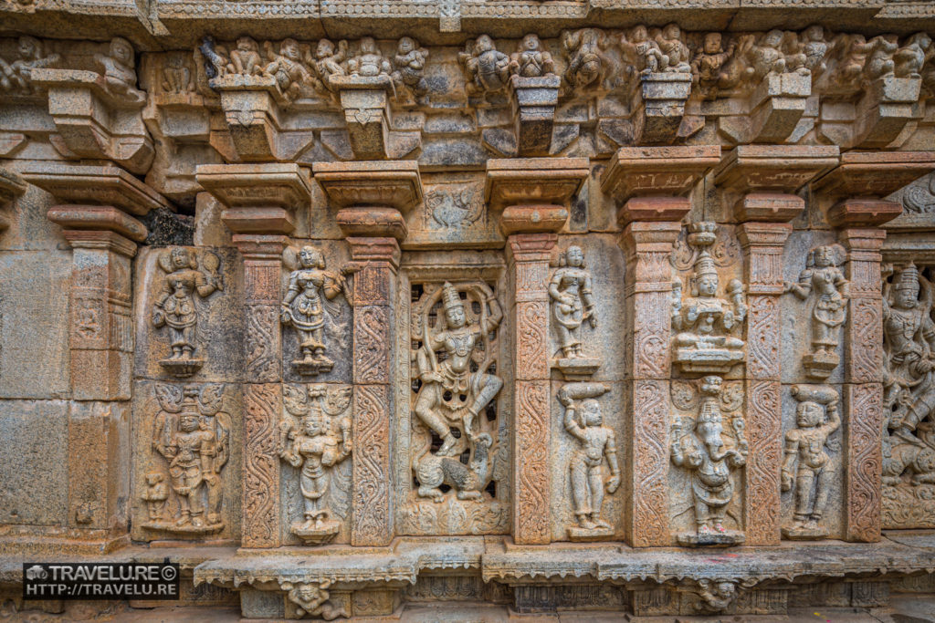 Bas reliefs along the peripheral wall of the temple - Travelure ©