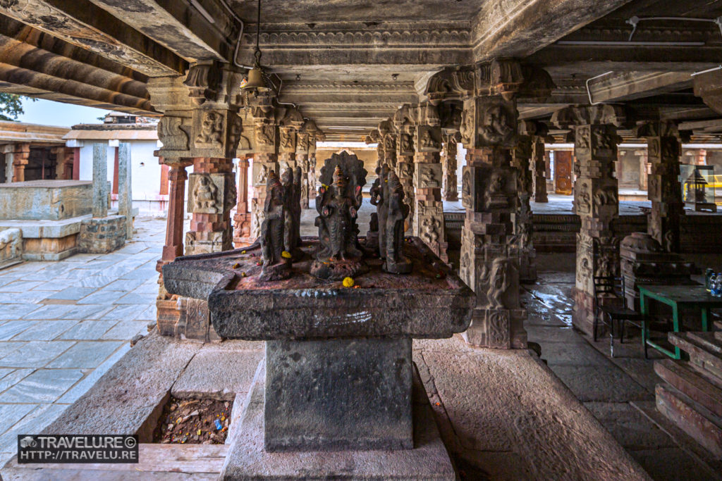 The verandah around the sanctum sanctorum - Travelure ©