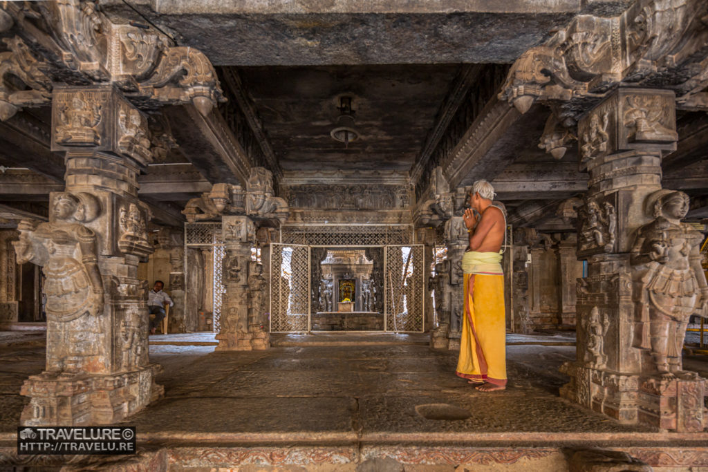 Priest offers his prayers to the chief deity - Travelure ©