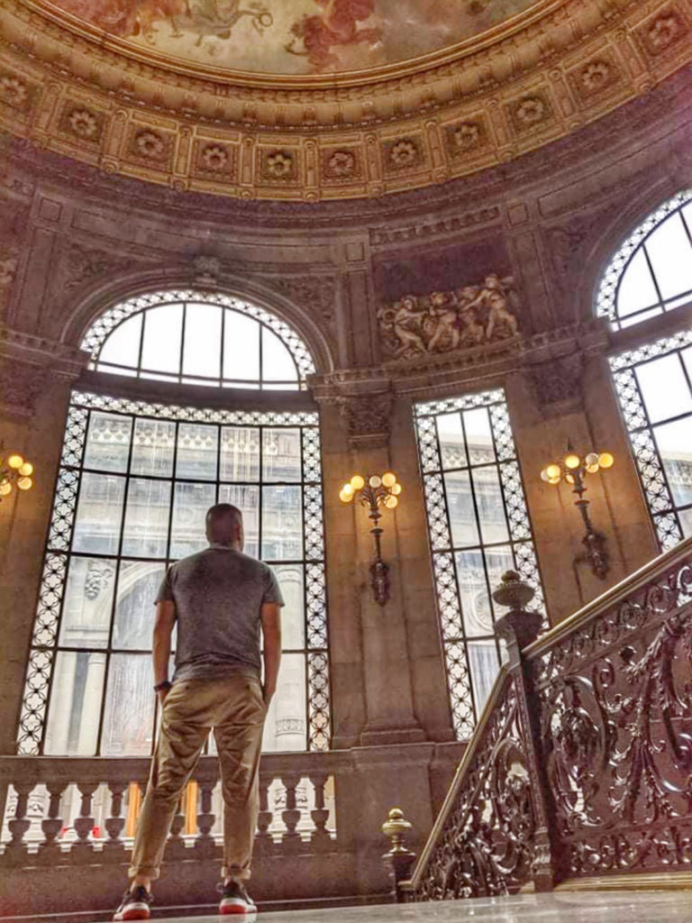 Nathan in an opulent setting - Travelure ©