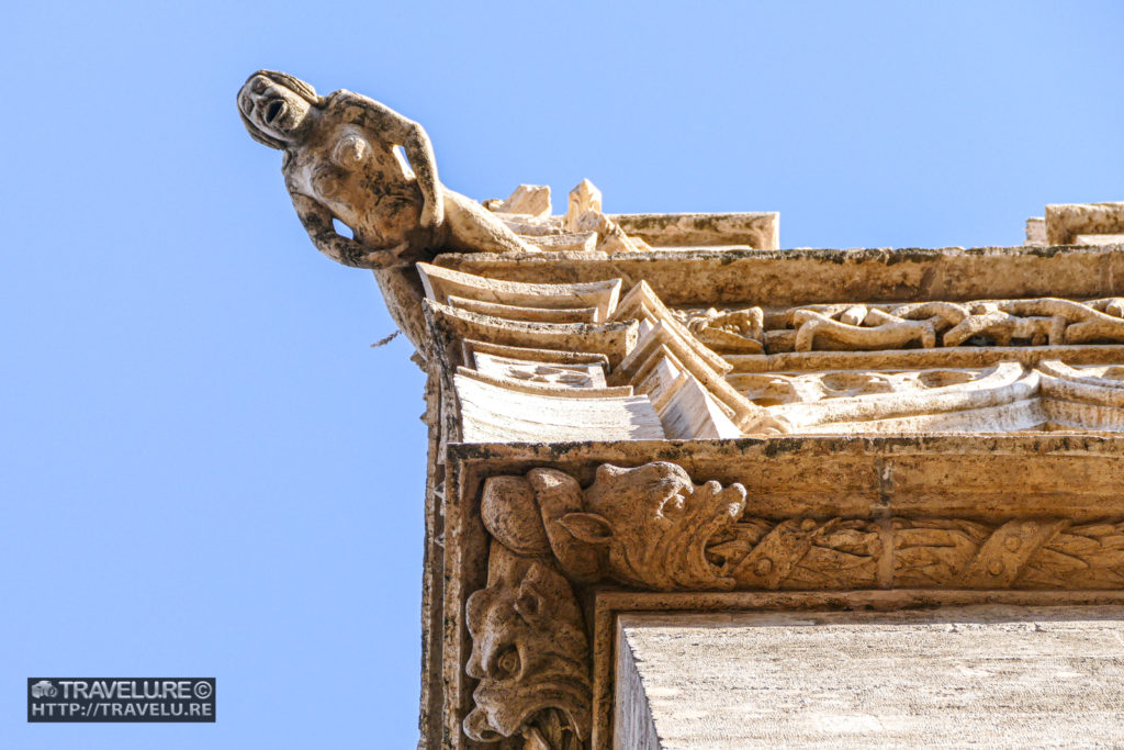 Statue of the nude woman covering her crotch - Travelure ©