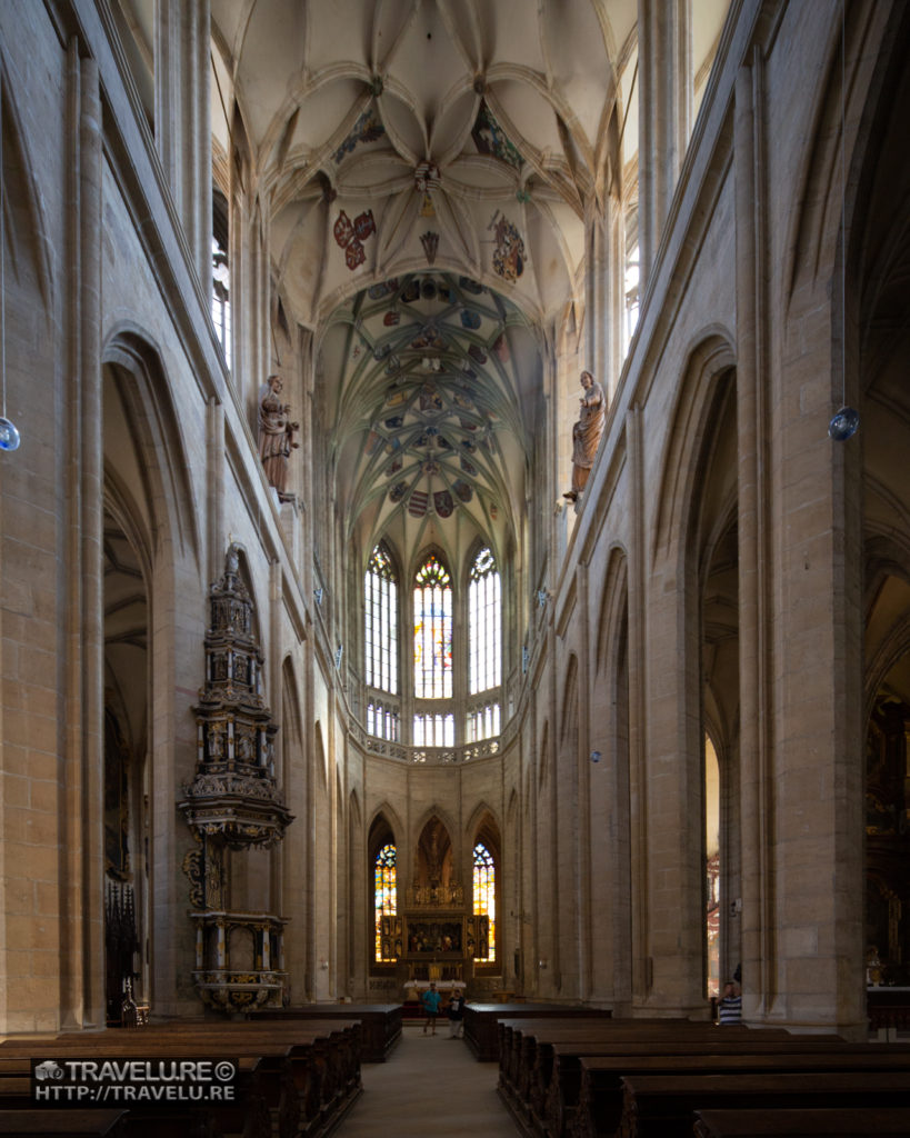 Cavernous nave of the church - Travelure ©