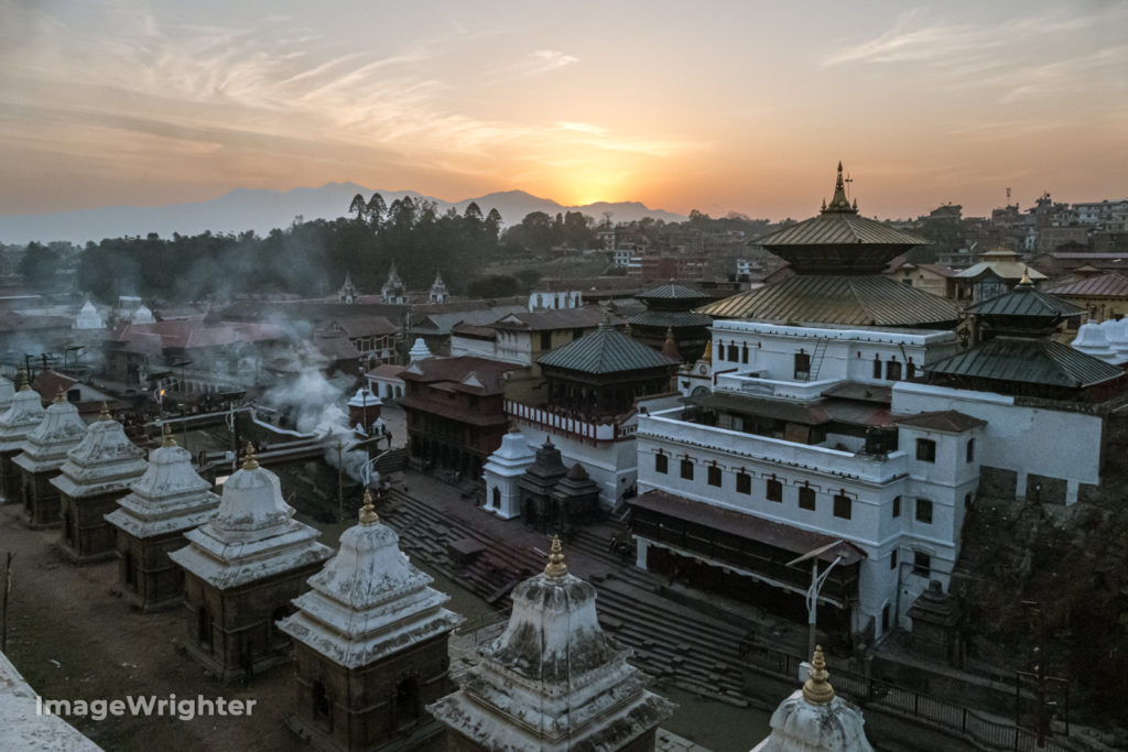 Pashupatinath Temple (left) and pyres burning on the River Bagmati Ghat (right) - Travelure ©