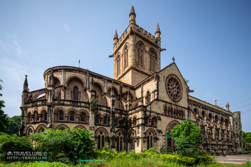 The imposing facade of All Saints Church - Travelure ©