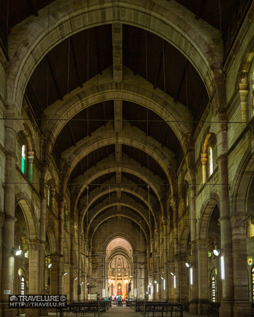 The cavernous nave of the cathedral - Travelure ©