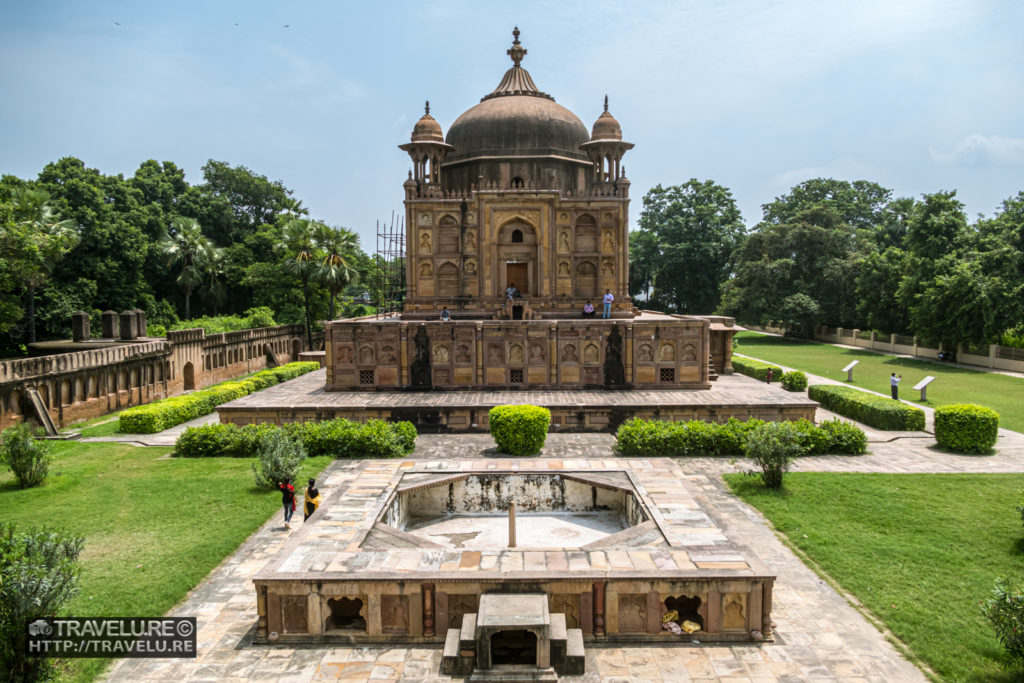 Khusro Mirza's Tomb - Travelure ©