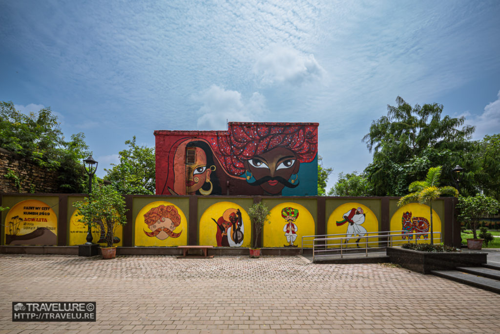 Street art at the entrance gives the garden a pleasant ambience - Travelure ©