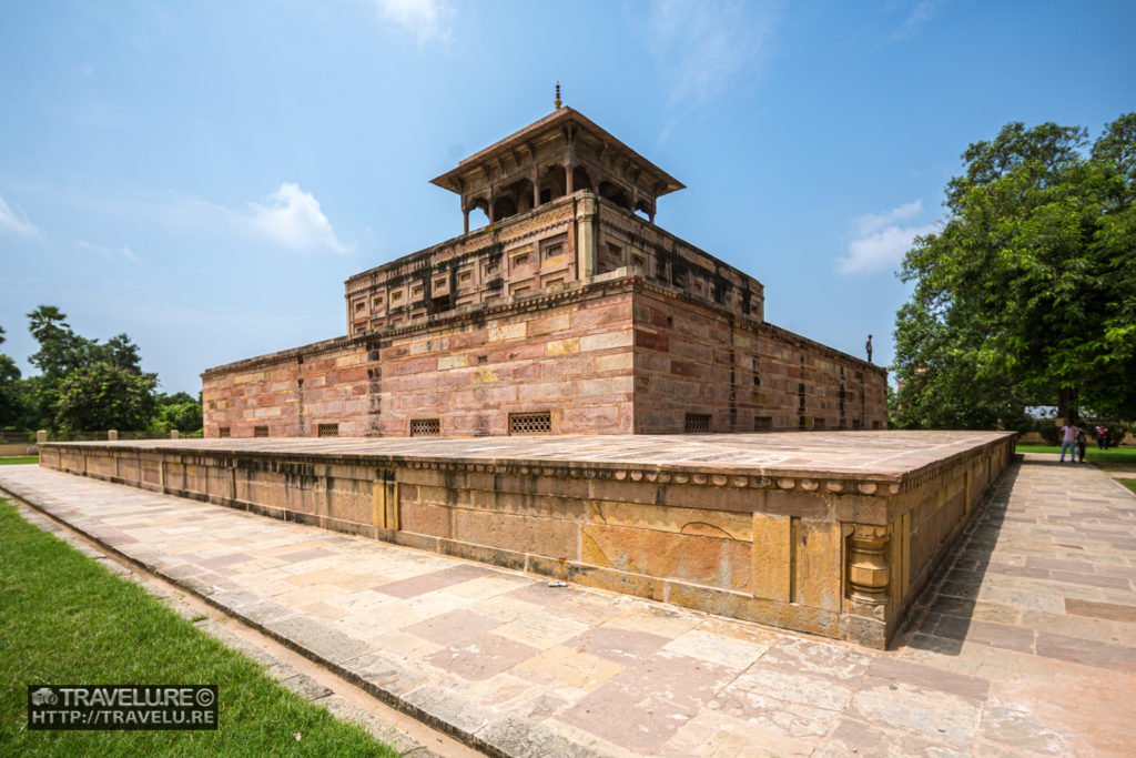 Shah Begum's Tomb - Travelure ©