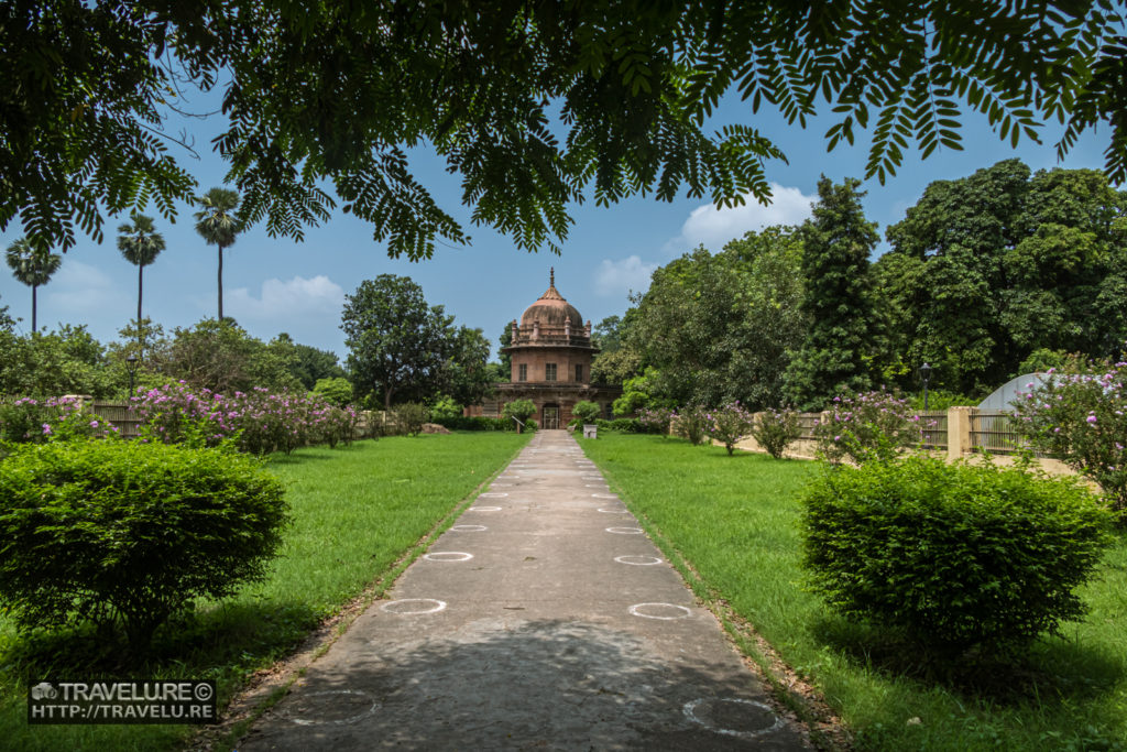 Popular as Bibi Tambolan's tomb, the structure isn't a tomb, but just a chamber - Travelure ©