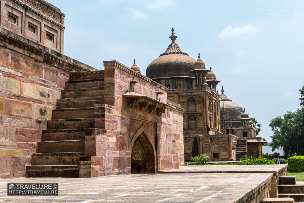 Khusro Mirza's tomb, and Nithar Begum's tomb, as seen from Shah Begum's Mausoleum - Travelure ©