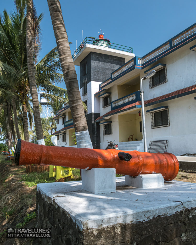 Lighthouse in Korlai. A cannon from the Portuguese era serves to decorate the premises. - Travelure ©