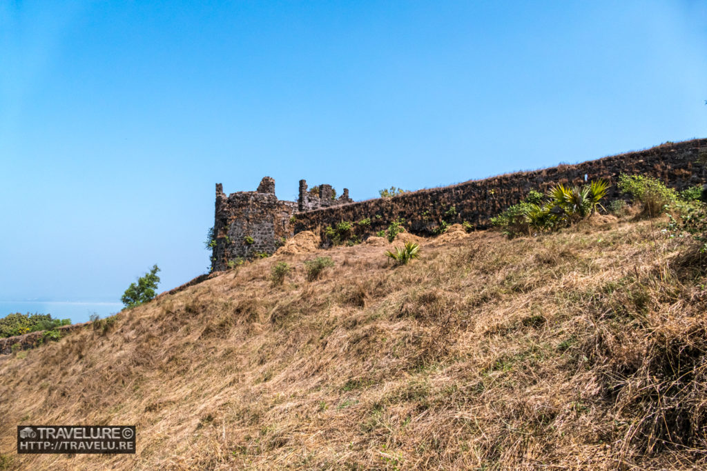 Korlai Fort wall as seen from the lighthouse entrance - Travelure ©