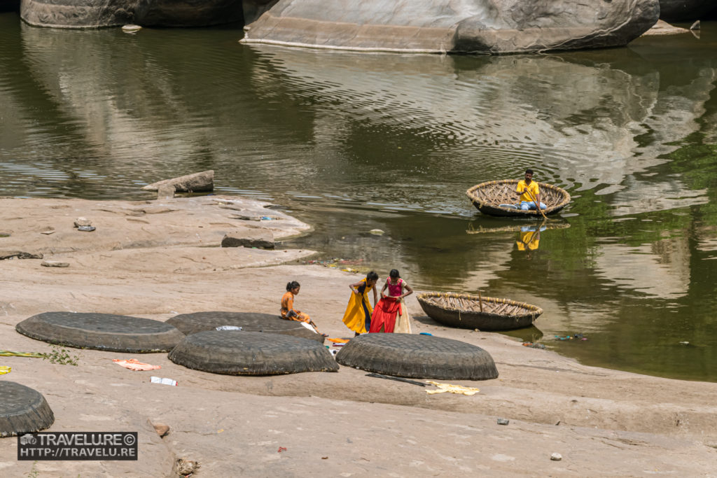 Coracle gliding over Tungabhadra river in Hampi - Travelure ©