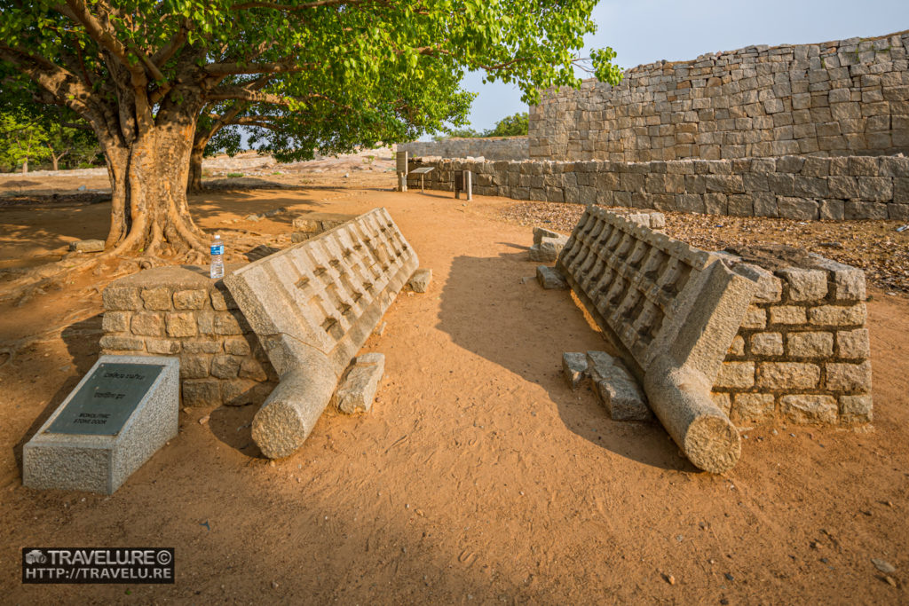 Stone gate lying outside the Mahanavami Platform complex - Travelure ©