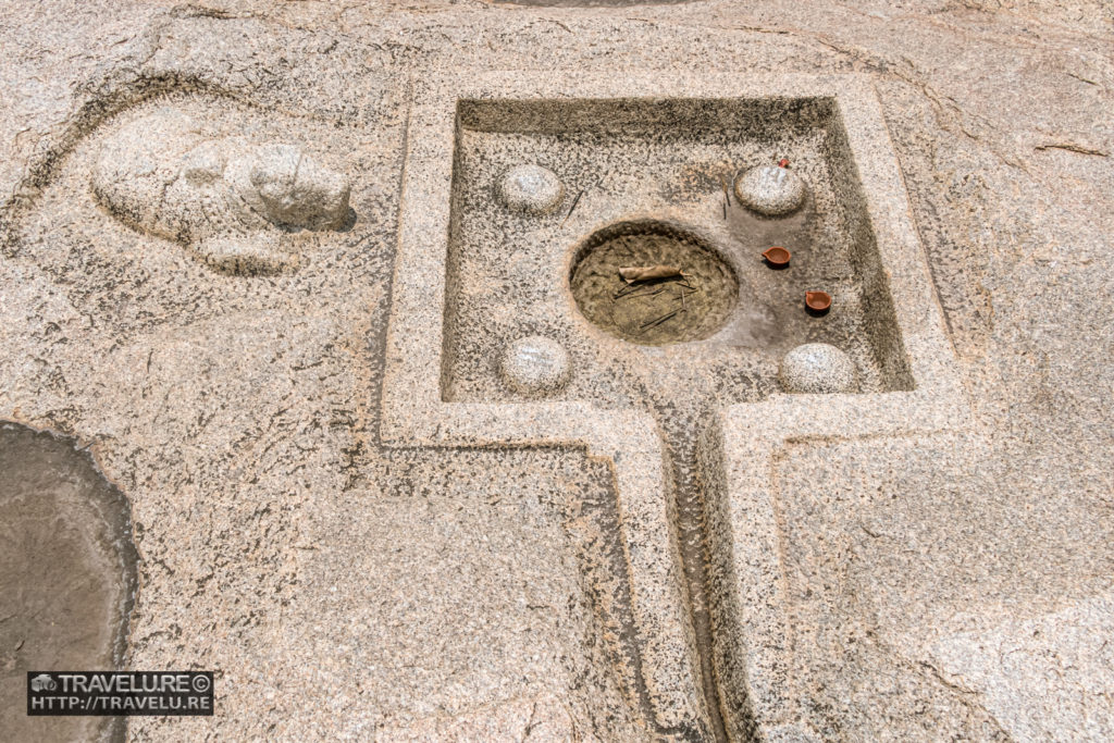 A set of 4 shivalingas on a rock on the river bank - Travelure ©