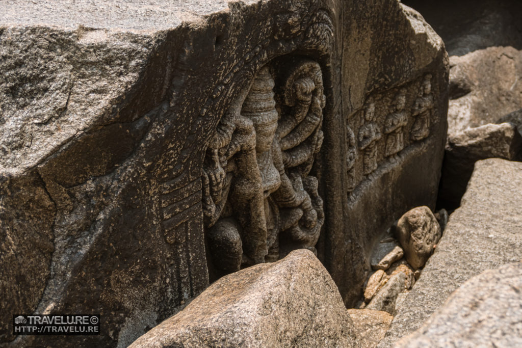 Gods carved in stone along the banks of the river - Travelure ©