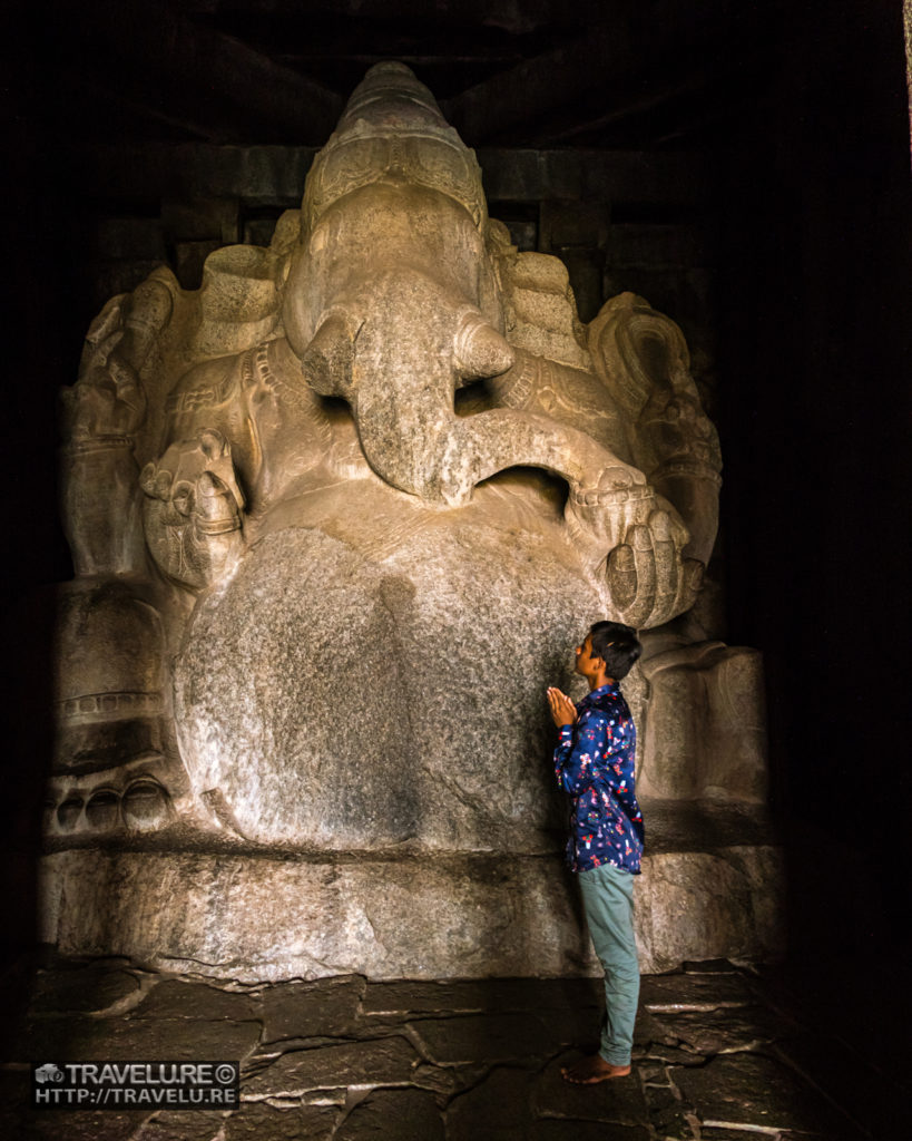 Sasivekalu Ganesha is housed inside a dark sanctum sanctorum - Travelure ©