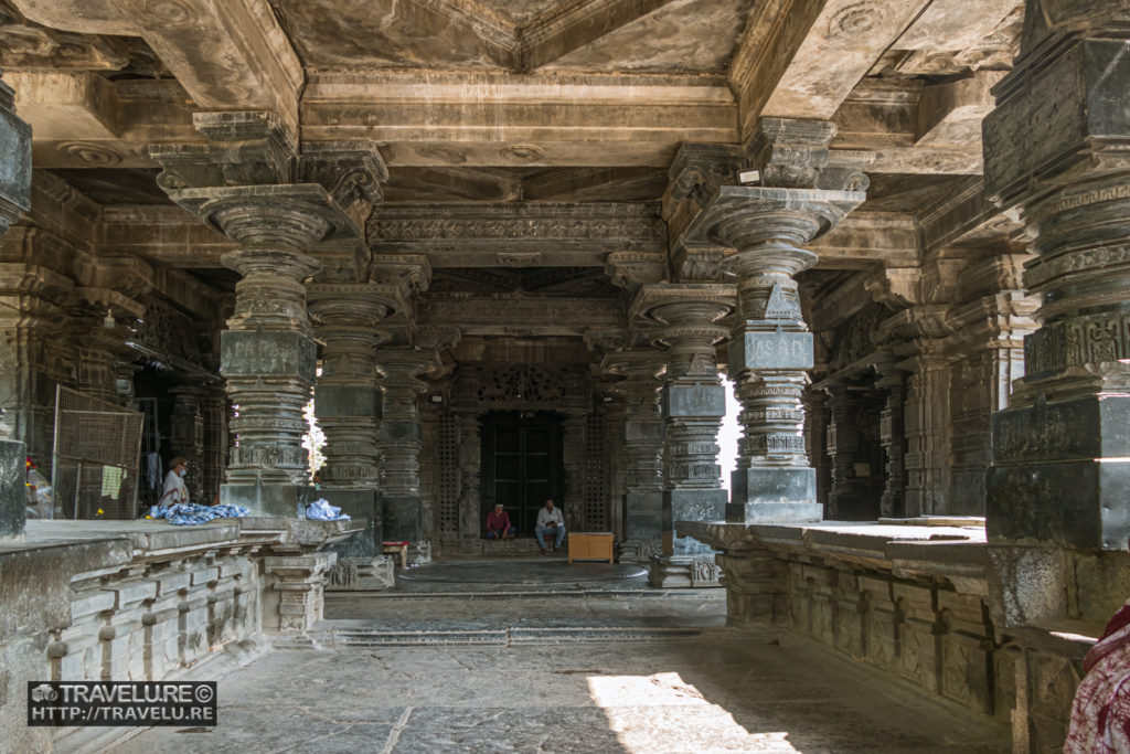 Natya Mandapam, with the 3-shrines, one each on the left, centre, and right - Travelure ©