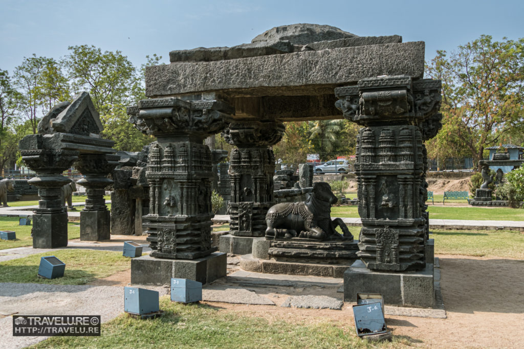 Nandi Bull in a sculpted pavilion - Travelure ©