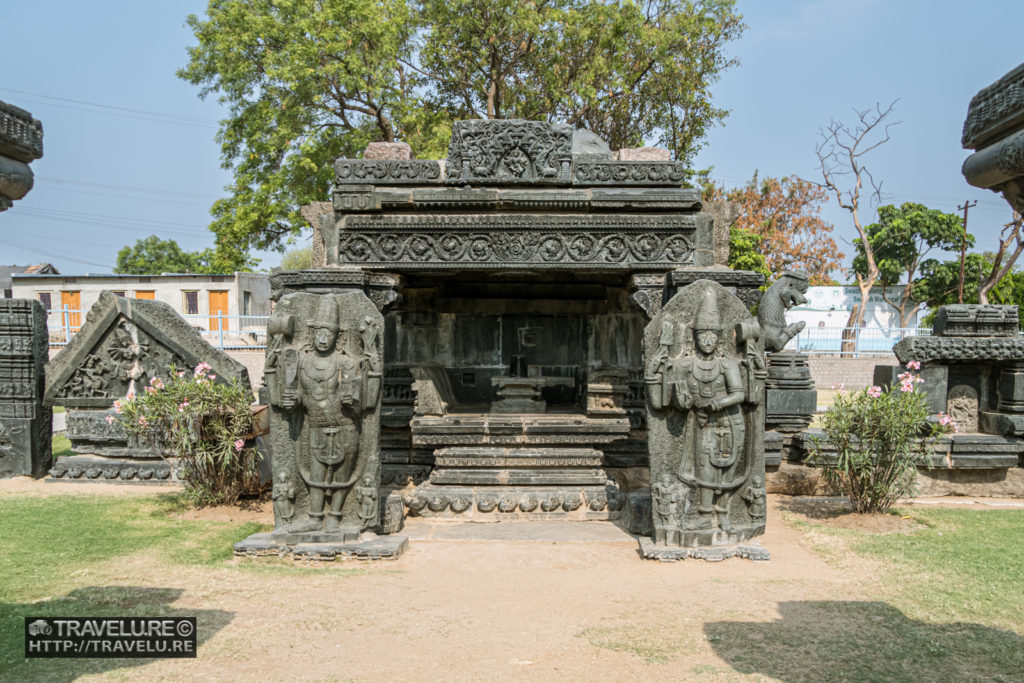 The ancient shivalinga in the archaeological park - Travelure ©