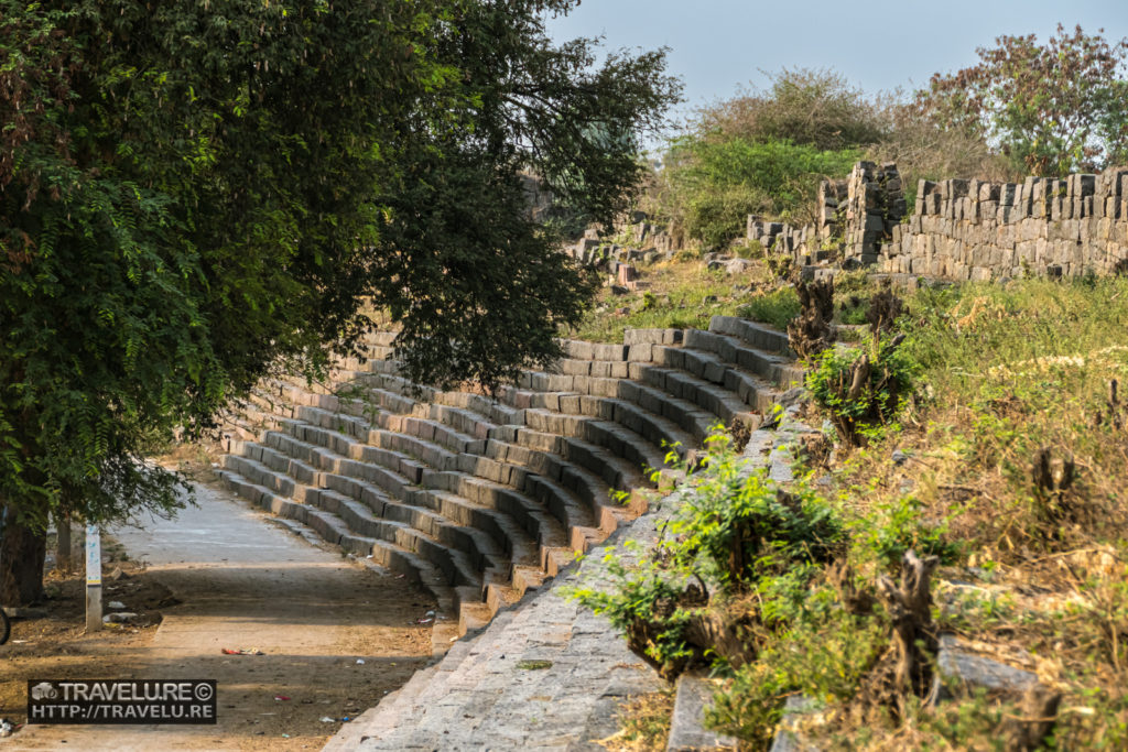 Granite beams lining the fort wall in a stepped formation almost look like an amphitheatre - Travelure ©