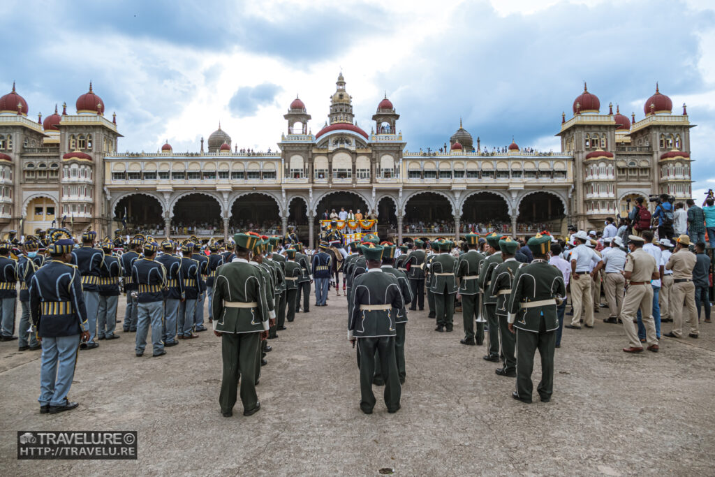 Troops in the procession - Travelure ©