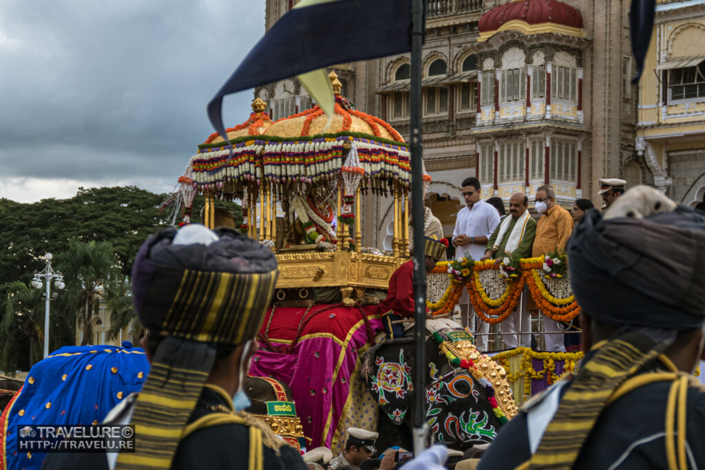 Chief guest and the Maharaja paying obeisance to Goddess Chamundeshwari's idol in golden howdah - Travelure ©