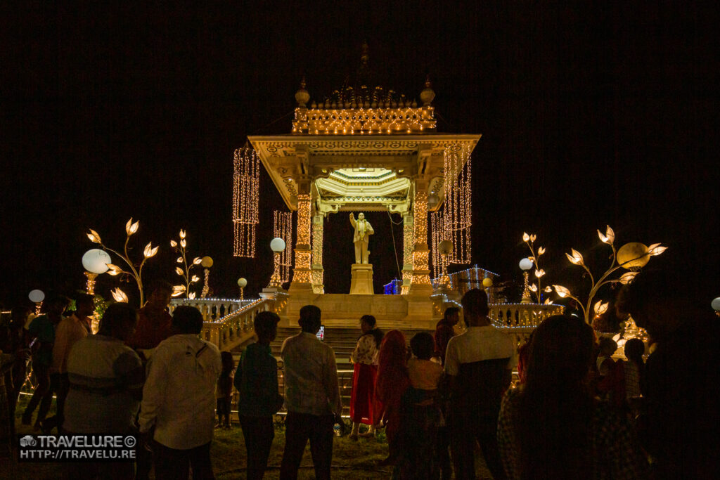 An illuminated city square - Travelure ©