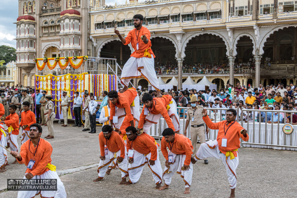 Performers in the procession - Travelure ©