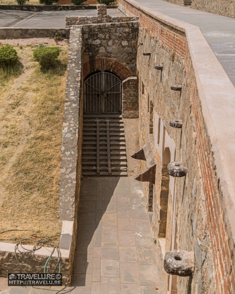 Hanging Tower entrance - Travelure ©