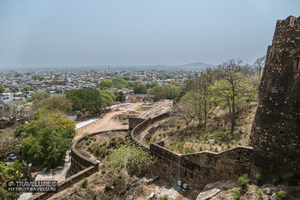 Overlooking Jhansi city from the fort - Travelure ©