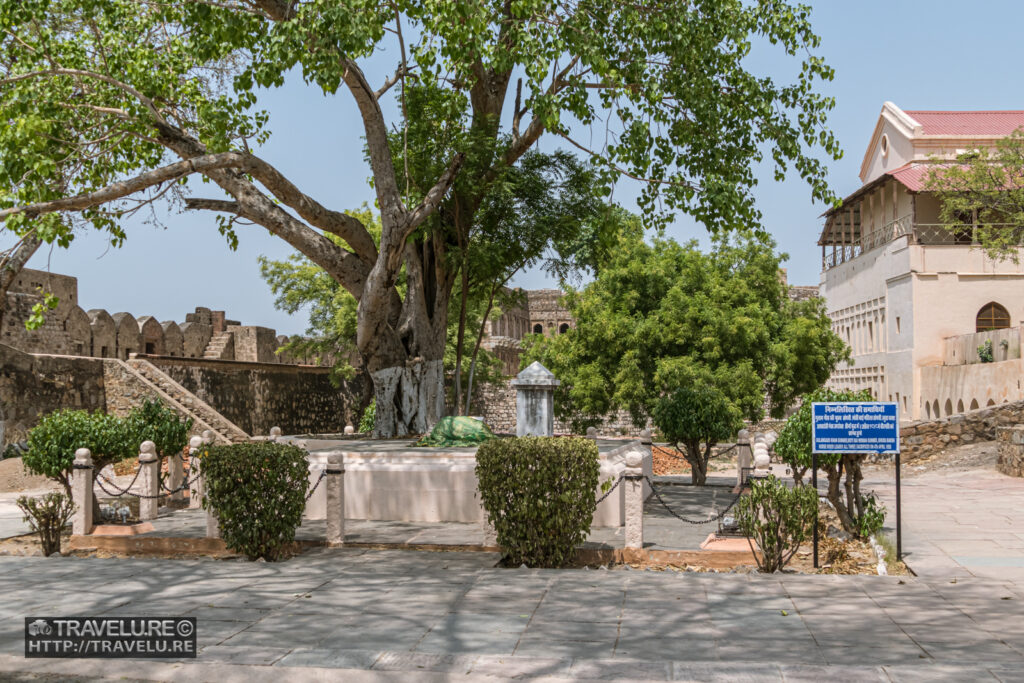 The graves of Rani Laxmibai's gunners - Travelure ©