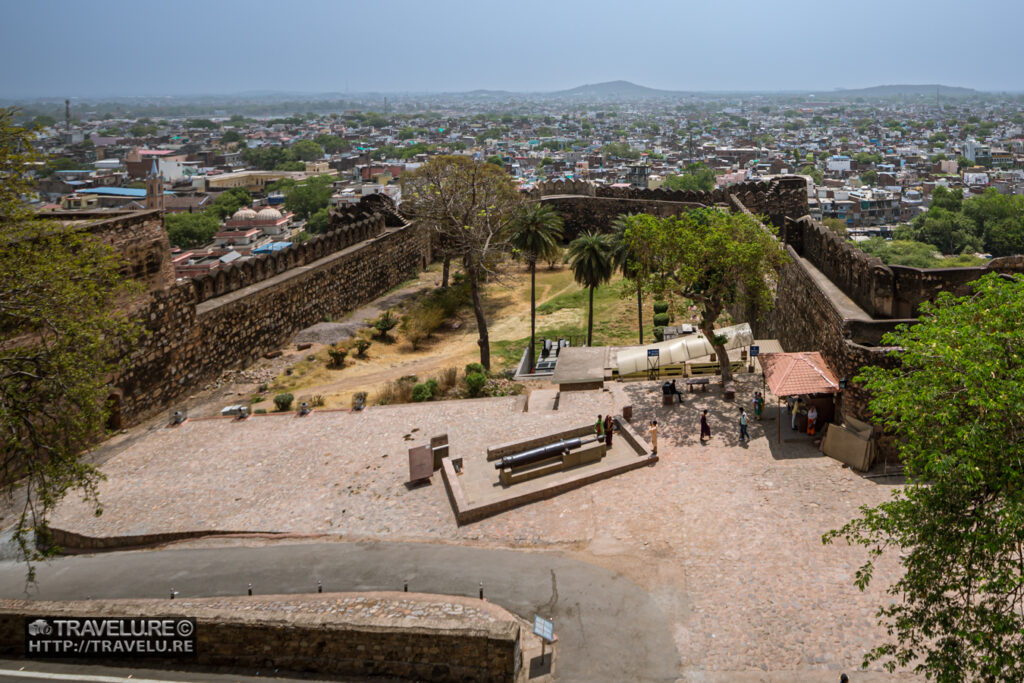 Kadak Bijli cannon displayed in the fort ground - Travelure ©