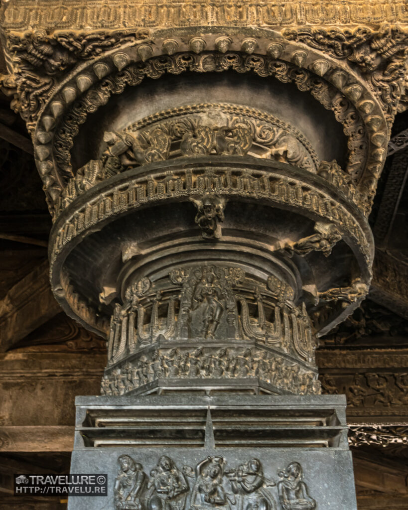 An exquisitely-carved pillar - Travelure ©