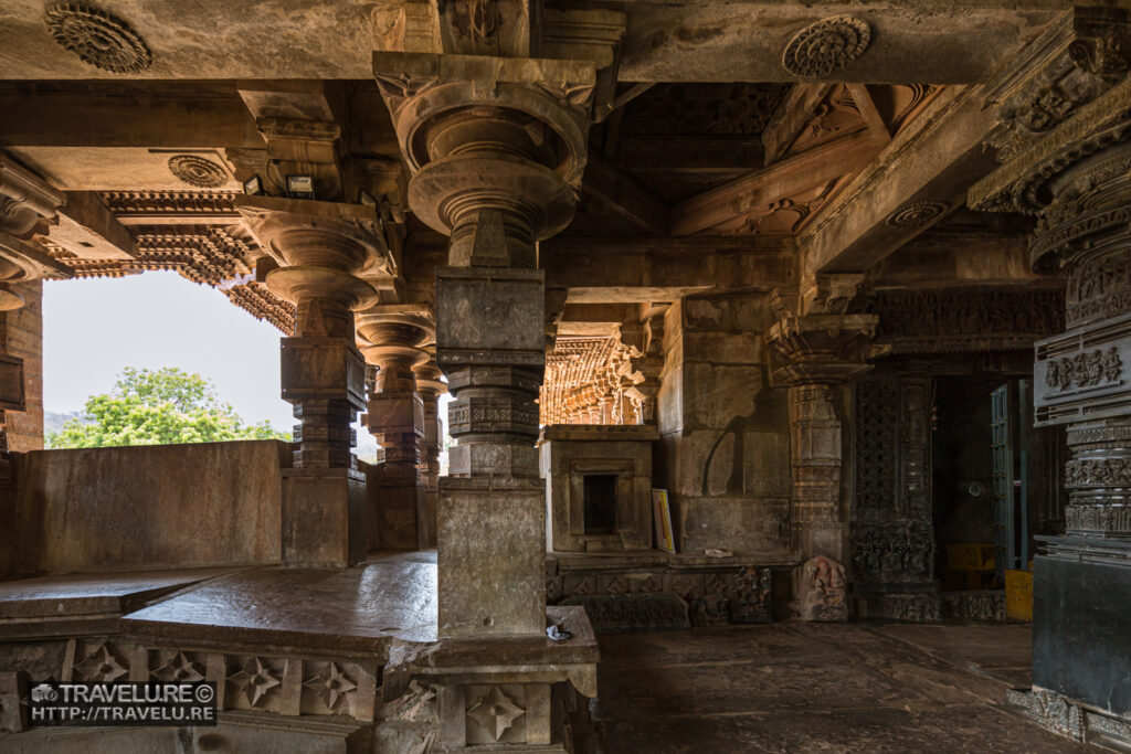 Tilted platform slab, a result of a 17th-century earthquake - Travelure ©