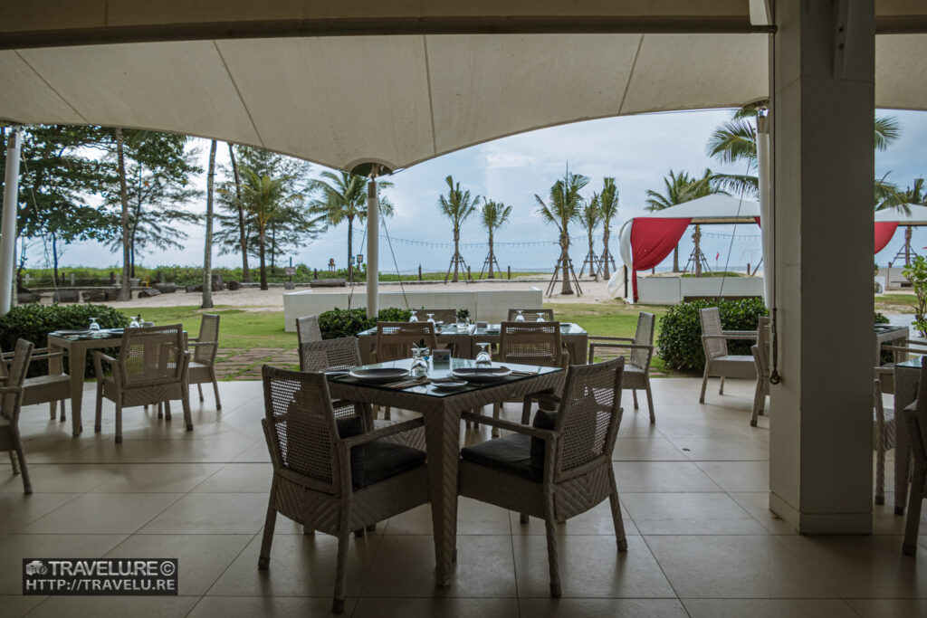 Azura dining area with ocean view - Travelure ©