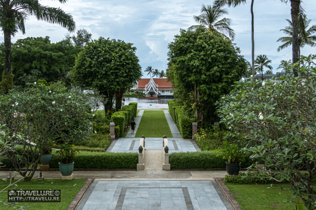 Beach front restaurant, Baan Talay, as seen from the gardens - Travelure ©