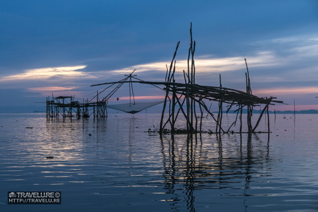 Silhouettes of a Chinese net in Songkhla Lake - Travelure ©