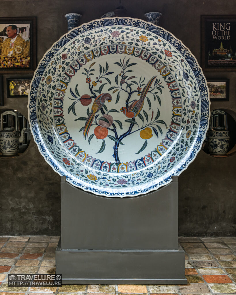 The 5-feet diameter ceramic plate - Travelure ©